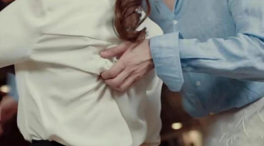 借拍戏之名，袭胸、摸腿、扯内衣，这些“咸猪手”，该管管了