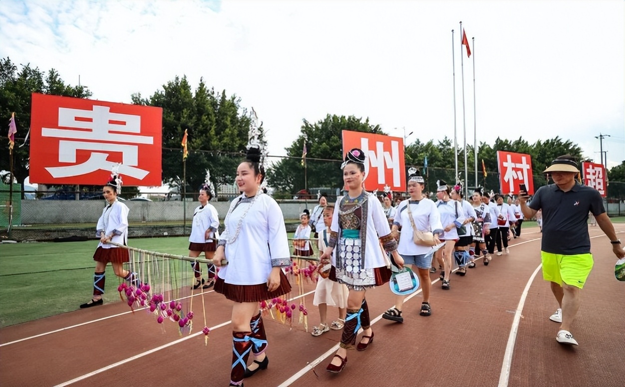 闯进场拥抱梅西球迷发声,球迷冲进球场拥抱梅西跑了多少米
