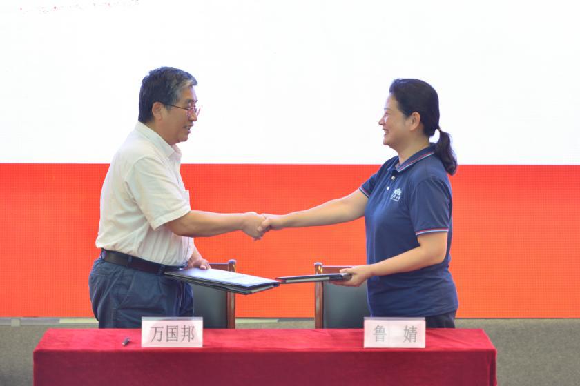 武汉表彰大会,武汉软件工程职业学院优秀学子