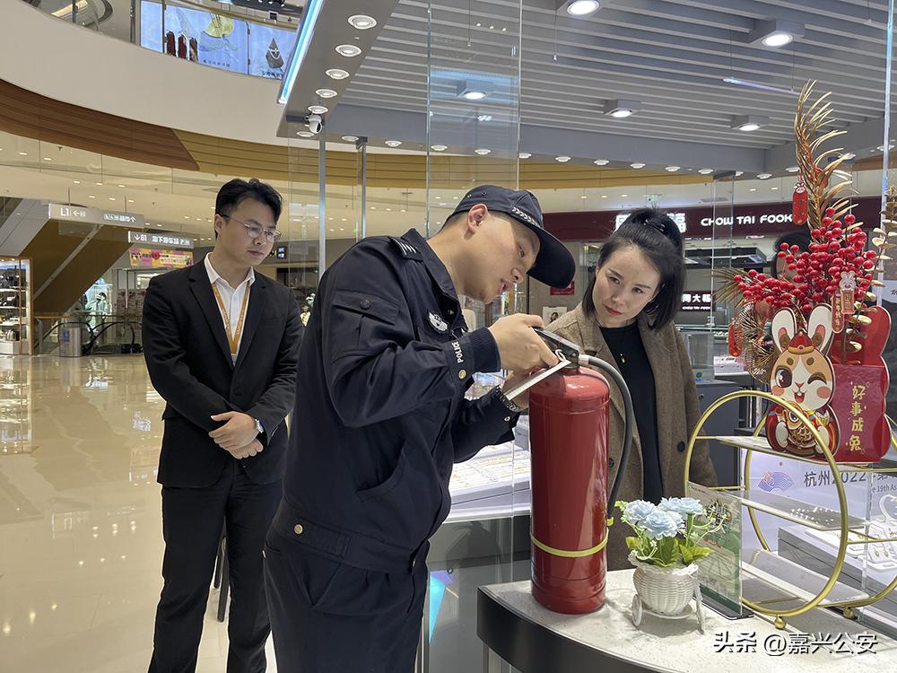 五一警察坚守岗位动画,五一劳动节警察在坚守