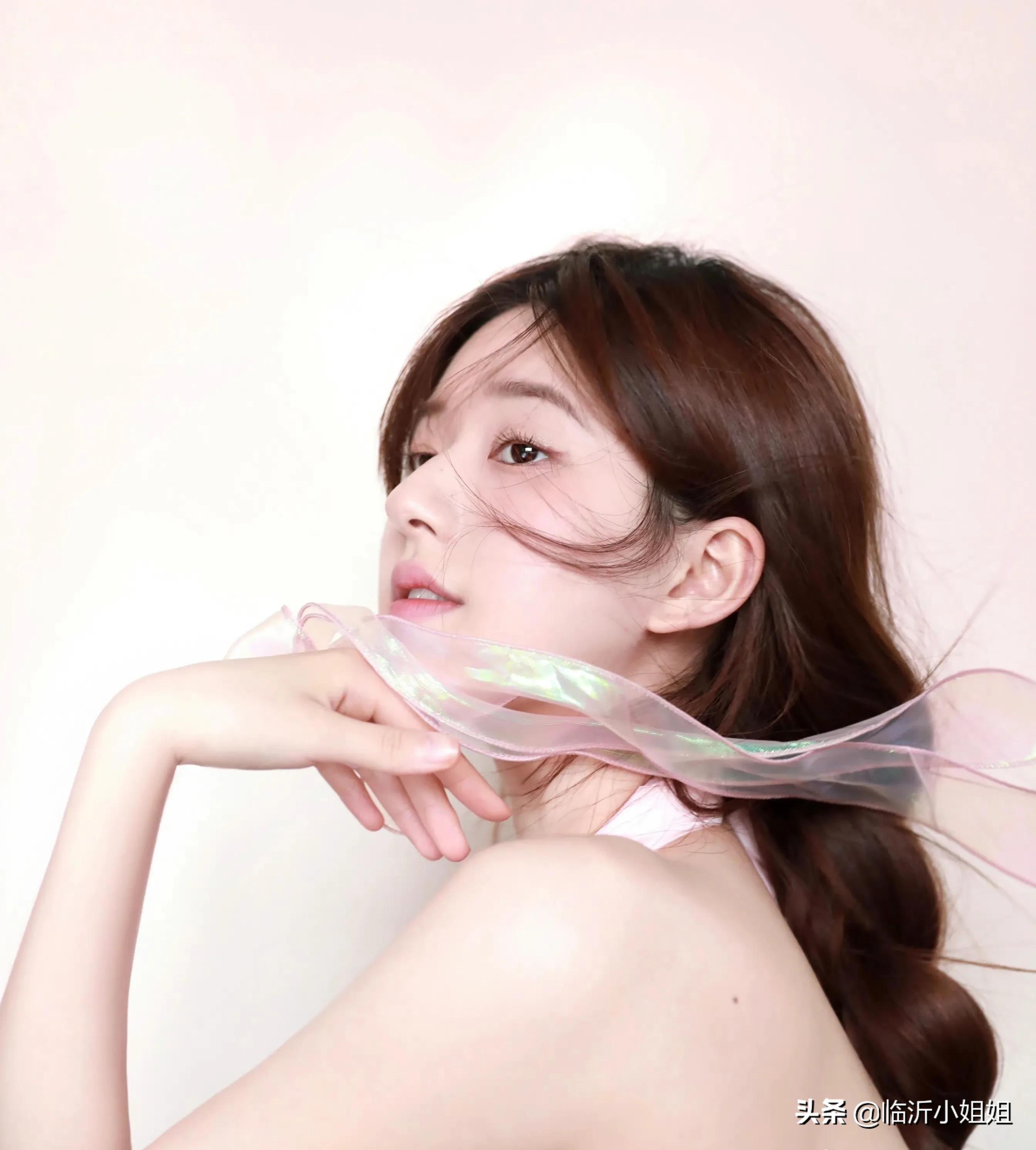 赵露思俏皮可爱的少女感,赵露思时尚俏丽