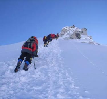 夫妻登顶骆驼峰坠崖身亡,夫妻登珠峰妻子不幸倒下