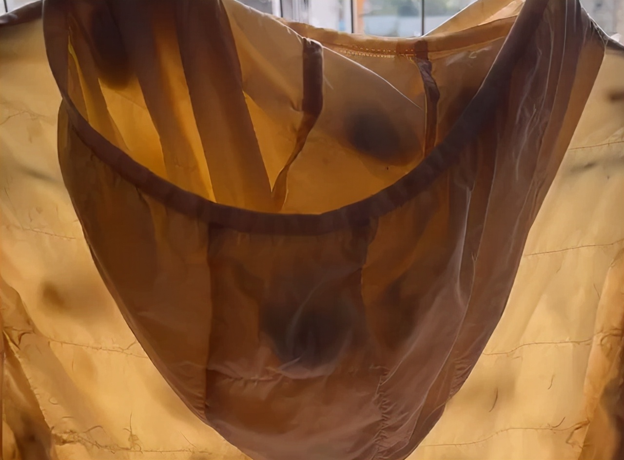 用洗衣机洗羽绒服的正确方法,女子用洗衣机洗完羽绒服