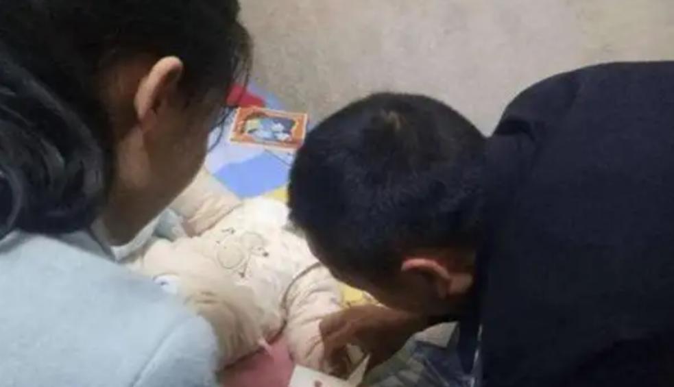 女婴被抛弃养父扛煤气罐完整视频,女婴被抛弃养父扛煤气罐