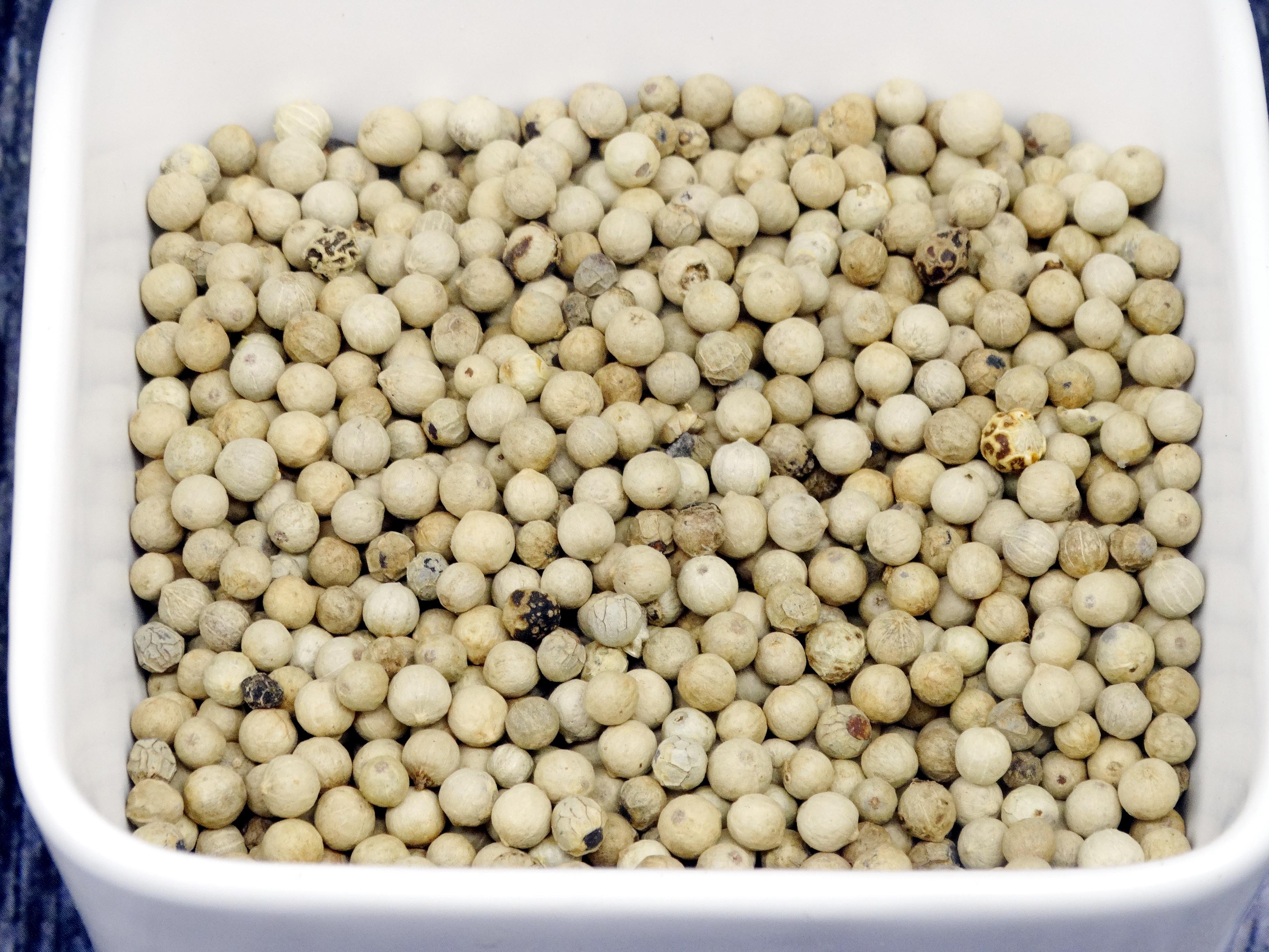 黑白胡椒的调味区别,黑白胡椒粉做菜味道的区别