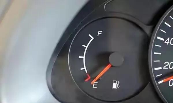 距离加油站20米，汽车没油，拖车师傅说：拖车20多年，第一次遇到