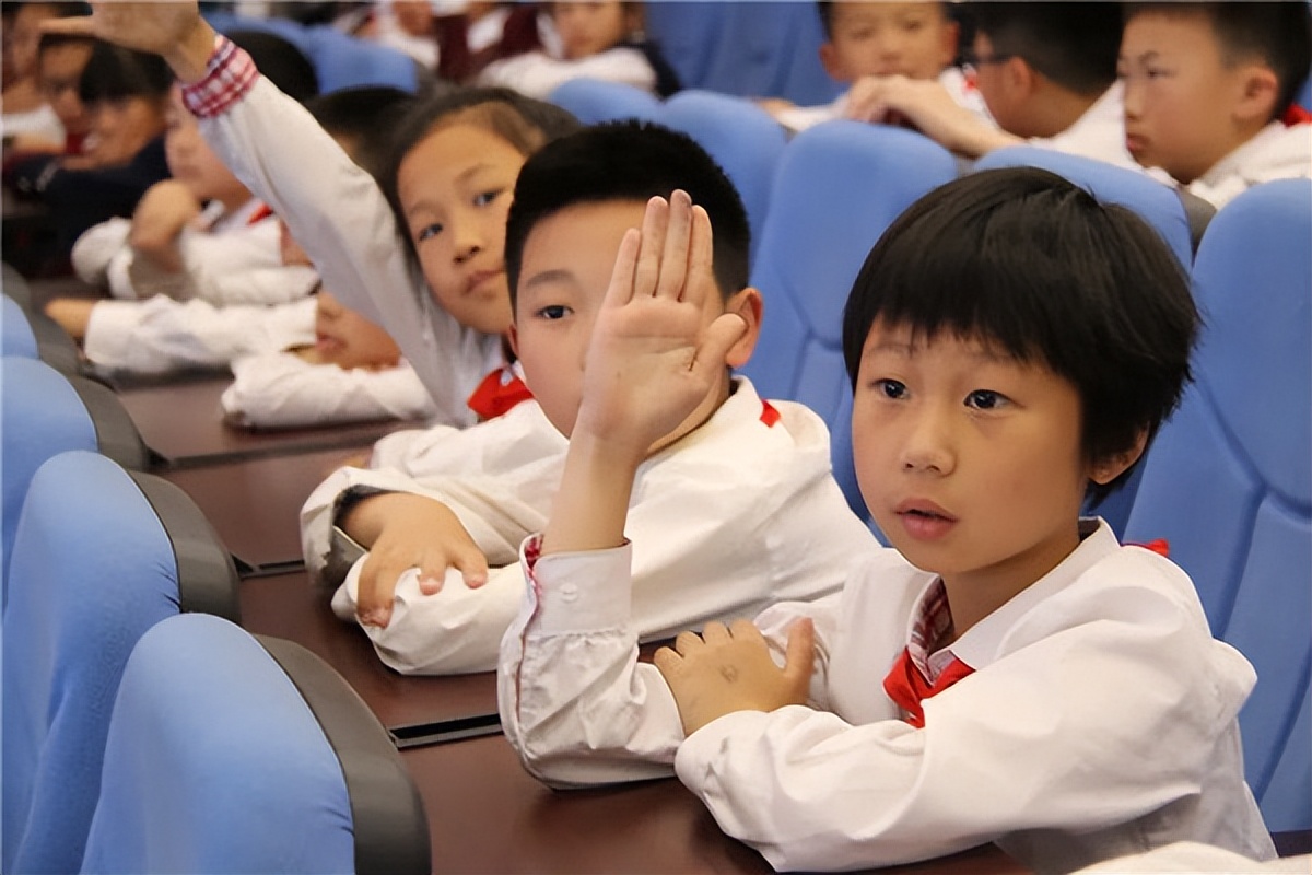 东山国际小学副校长邬超应告诫队员们为自己撑起一片安全的蓝天