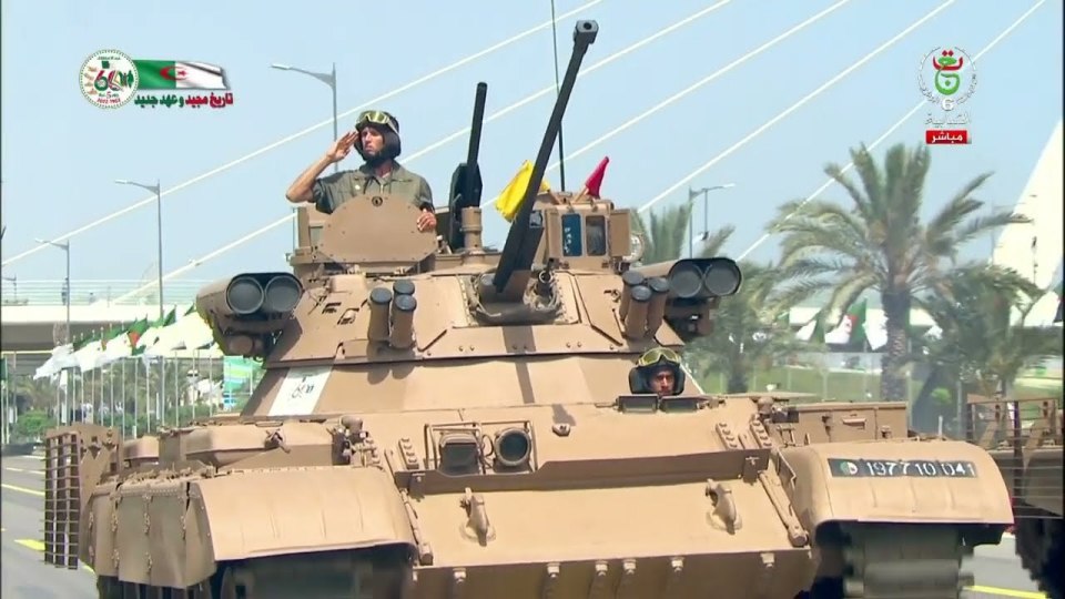 乌军拆解俄罗斯装甲车残骸,乌军清理装甲车残骸