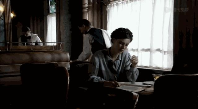 孟晚舟正装穿搭,孟晚舟高定连衣裙