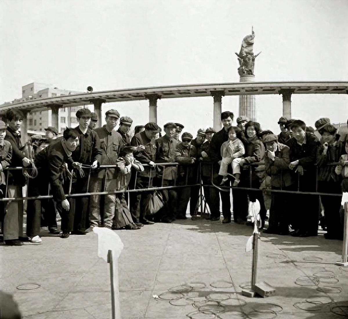 变态的纳粹德国，*光脱**犹太人女人衣服，集体*杀屠**!2