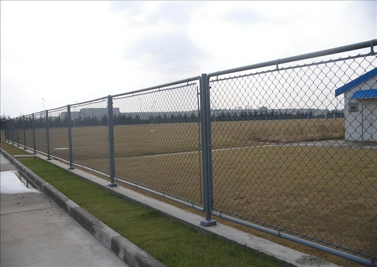 体育场勾花护栏各种规格定制,勾花体育场围网设计