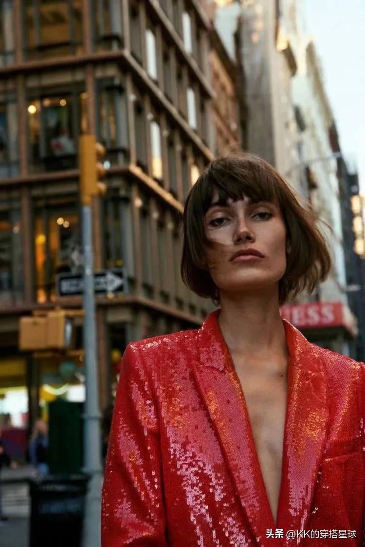 烈火红：2023春夏流行色，你适合穿吗？这么搭配，大气又显白！
