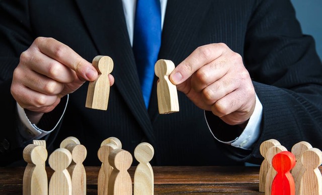 七旬的重庆老教师，在众人面前露出*体下**，引围观群众的不满和质疑