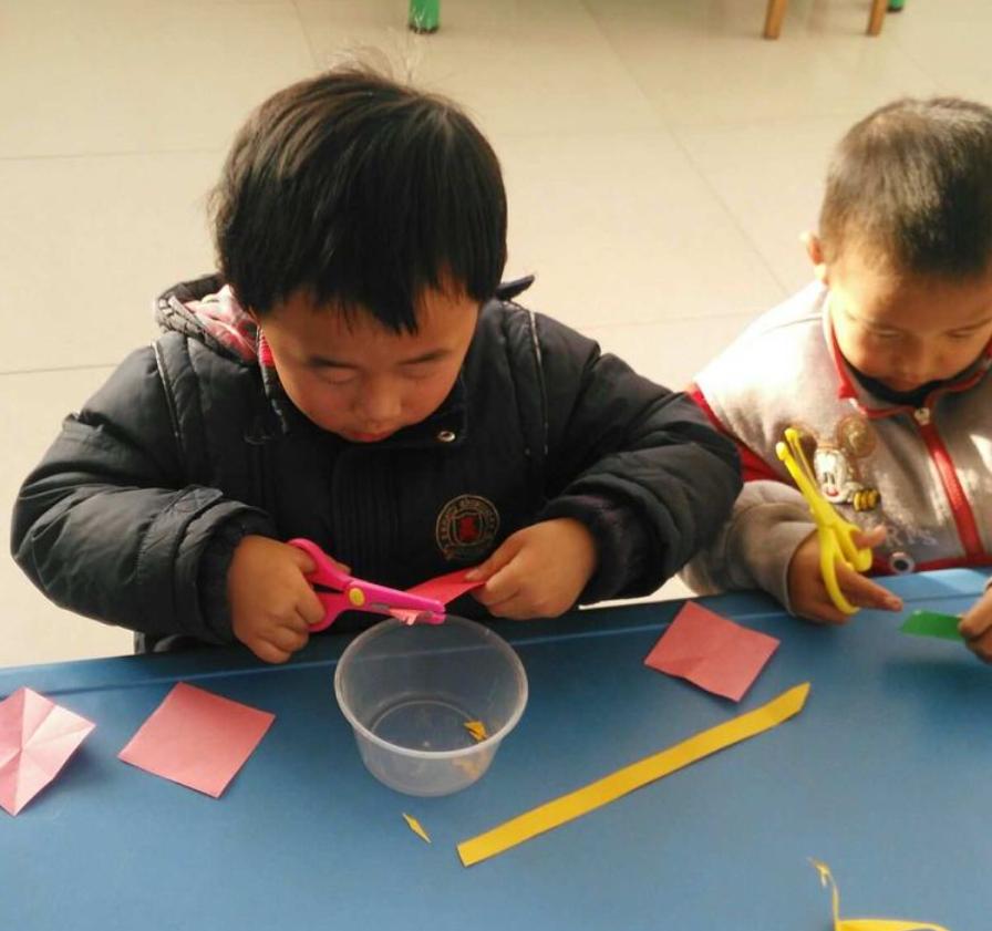 妈妈怎么教幼儿园孩子背诗,幼儿什么时候开始学习背诗