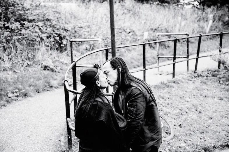 他被称时尚圈暗黑之王！神作爆红15年，侃爷以收藏他的桌子为傲？