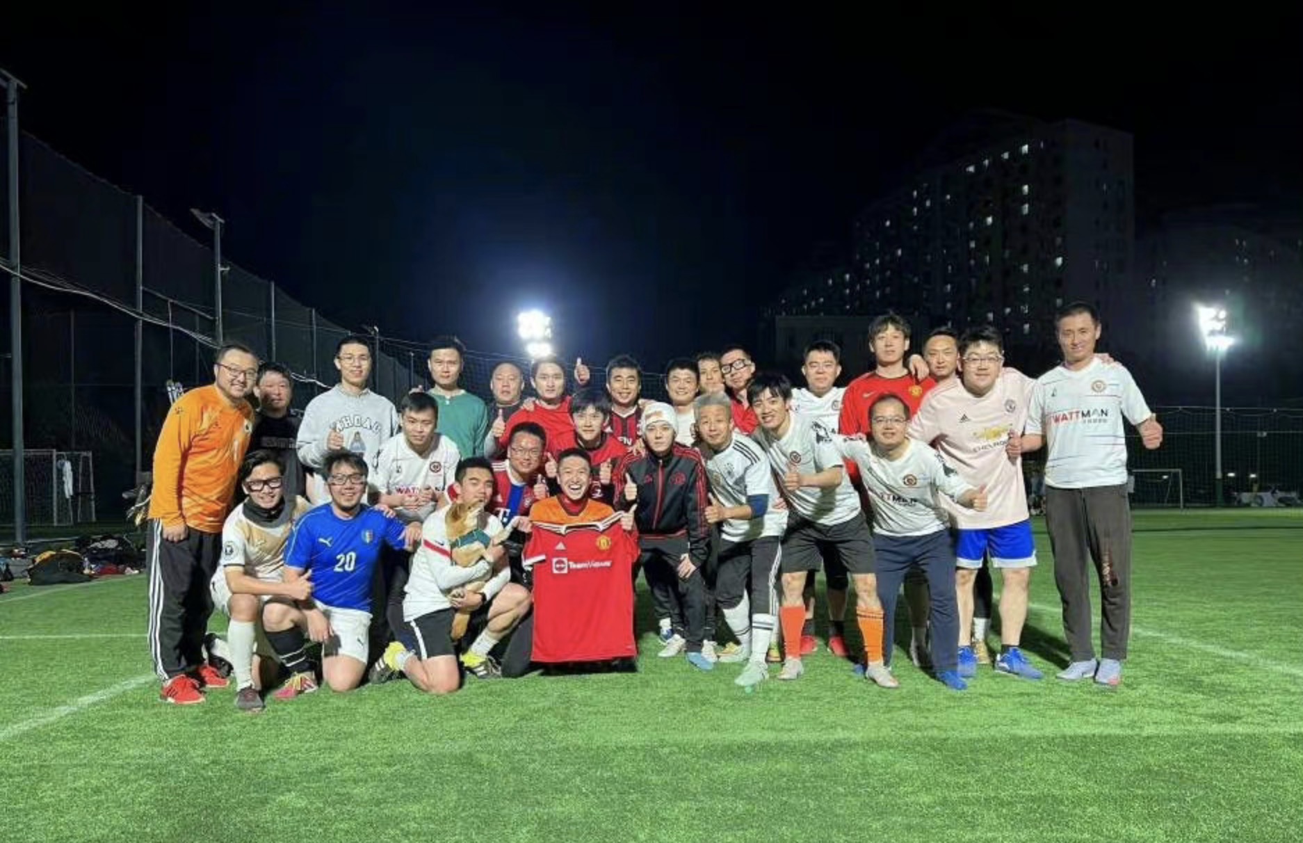 鹿晗疑似辟谣劈腿传闻，获女友关晓彤陪伴踢球，被赞模范情侣