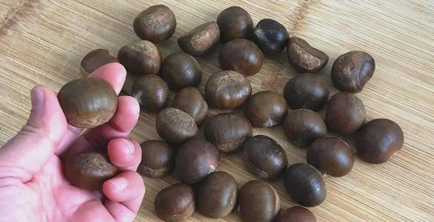 板栗壳怎么剥最简单,学会这个小窍门板栗香甜又好剥