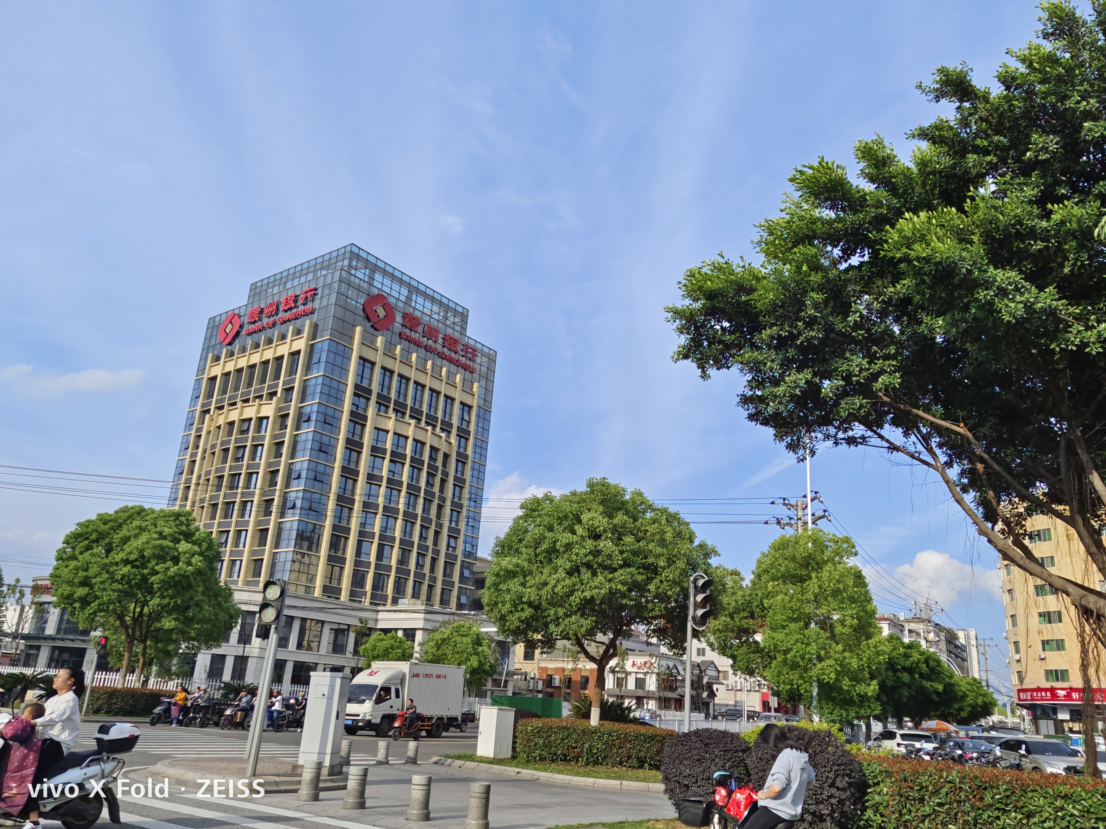 vivoXFold民间评测：8999起售，发布最晚折叠屏，能超越友商吗？