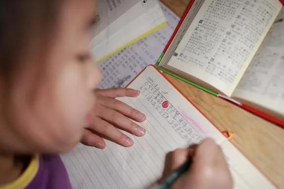 “他被一条龙服务过”，小学生作文惹怒妈妈，爸爸有口难辩