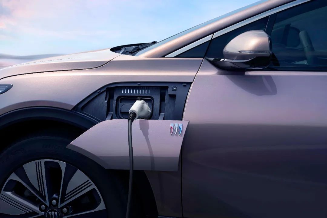 颜值和配置真的能打，别克E4纯电轿跑SUV上市