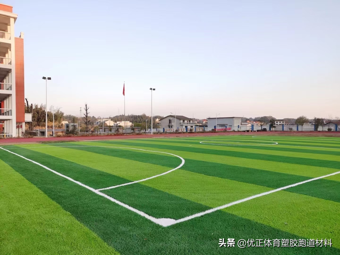 足球场假草坪施工多少钱一平方,假草坪足球场每平方价格多少钱