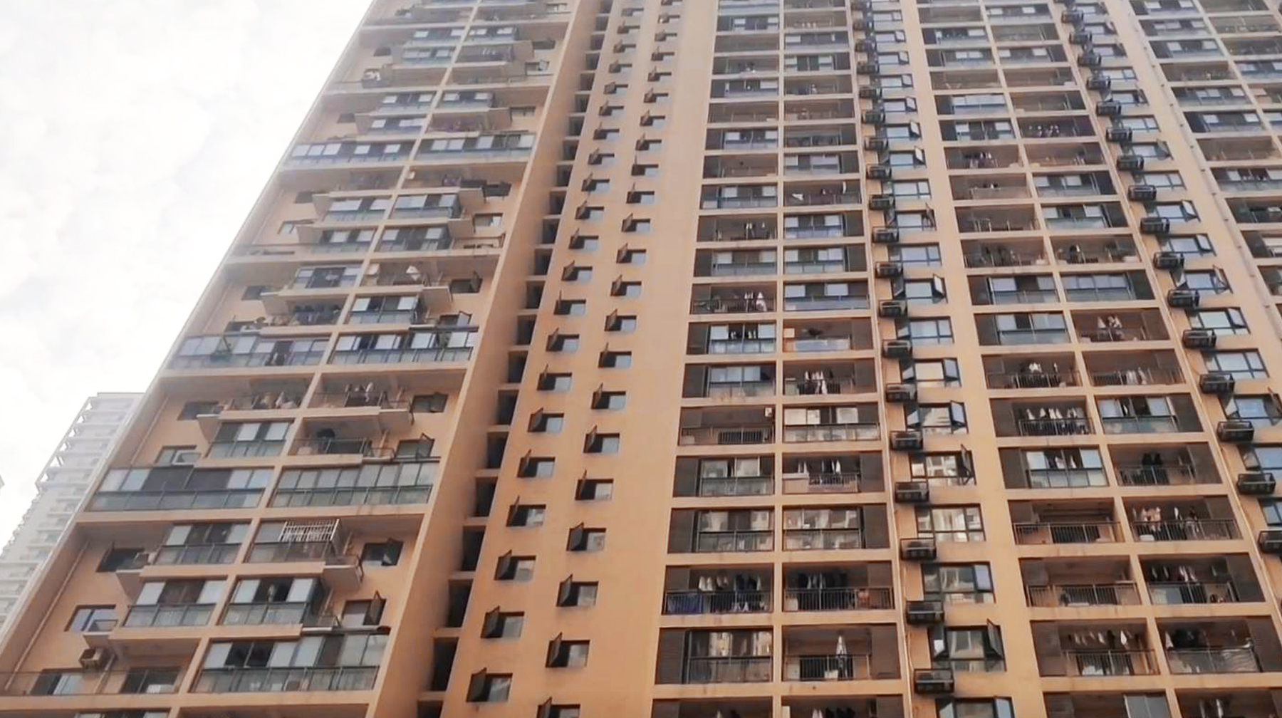 33层高楼容纳千余租户，路过武汉闹市这座还建小区，环境像城寨