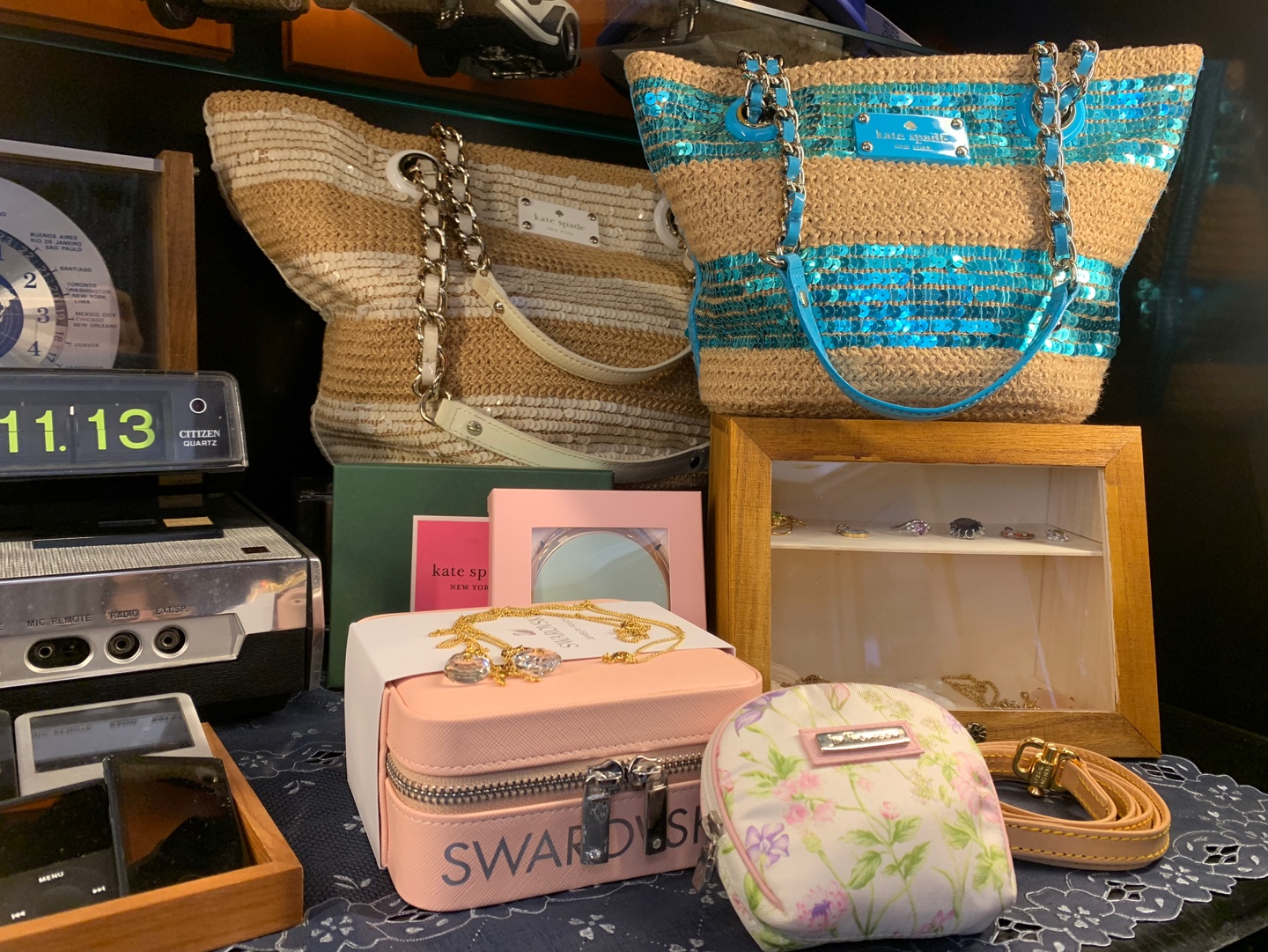 枝头上的孔雀幼鸟右侧双门