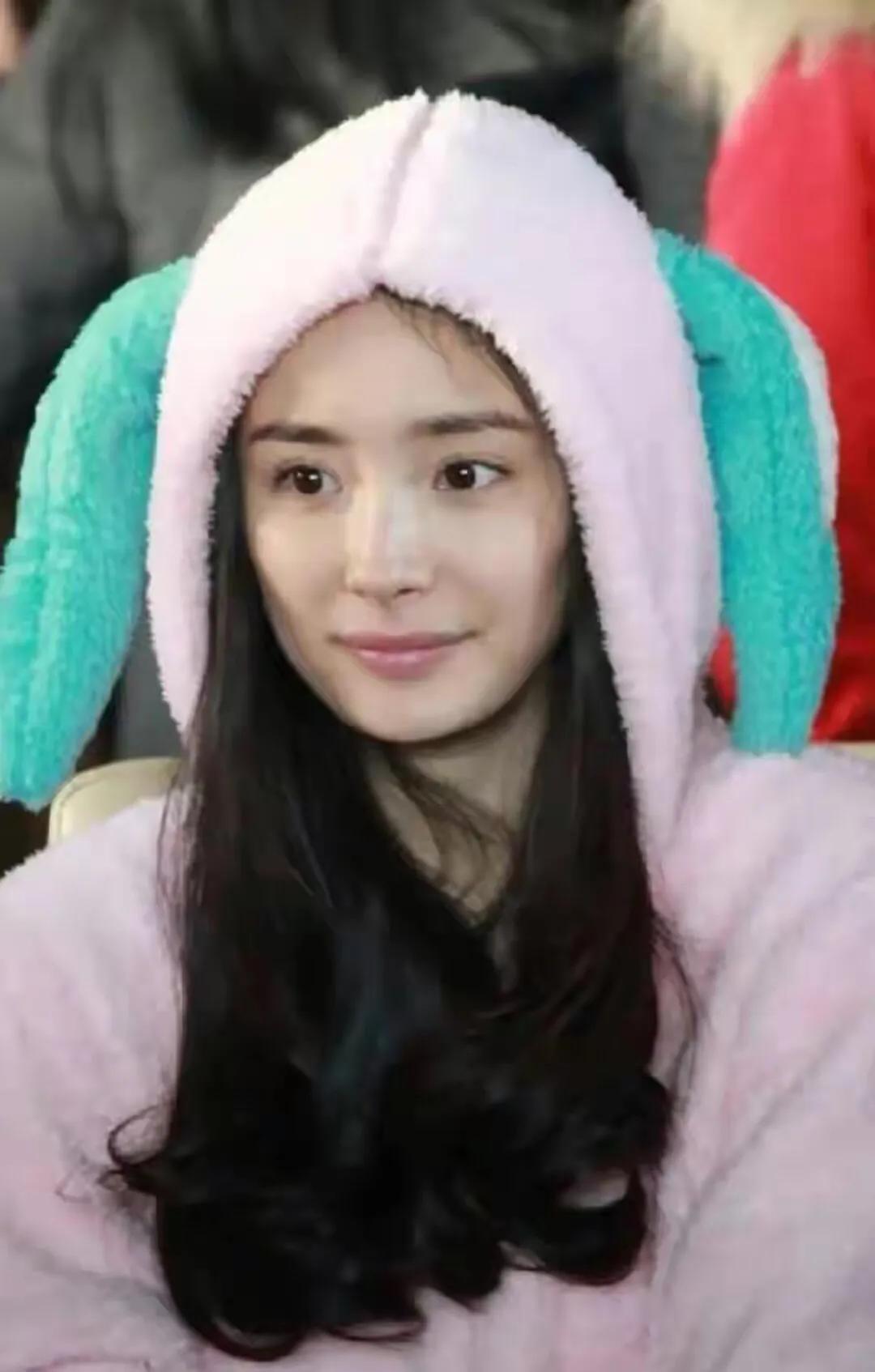 杨幂一天2大丑闻？疑和王俊凯谈恋爱，组织旗下女艺人身体交易