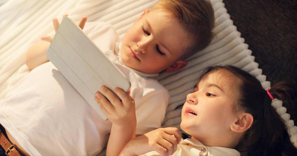 孩子爱玩手机咋办啊,孩子爱玩手机怎么办