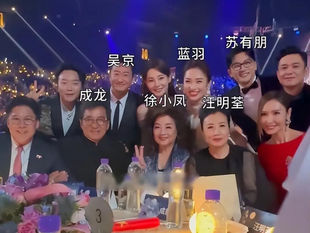 徐小凤怼人场面,周润发致敬徐小凤图文