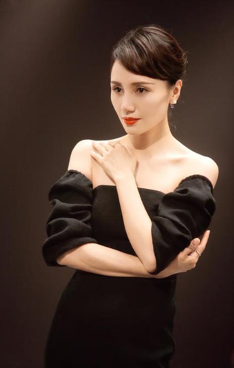 当46岁袁泉和63岁费翔站在一起，我终于明白，什么是顶级骨相