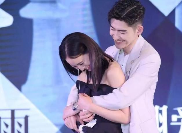 借拍戏之名，袭胸、摸腿、扯内衣，这些“咸猪手”，该管管了