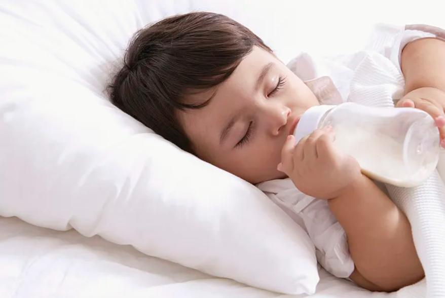 睡前喝牛奶弊端是什么,喝牛奶加鸡蛋等于服毒吗