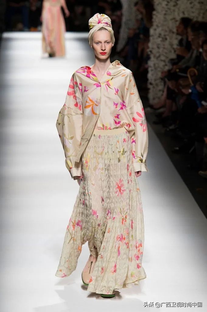 简单又时髦的丝巾系法你学到了吗,美丽时尚精美基础丝巾推荐