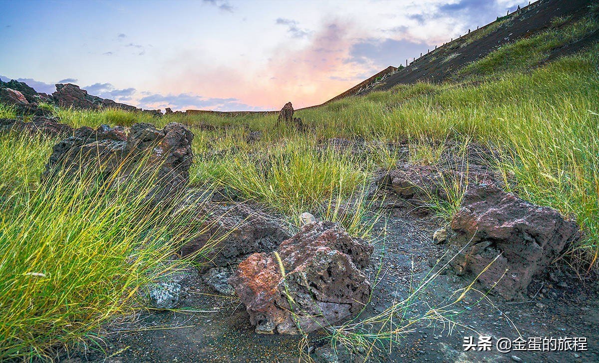 开汽车上活火山口,停车就能见到熔岩湖,这里是尼加拉瓜的马萨亚