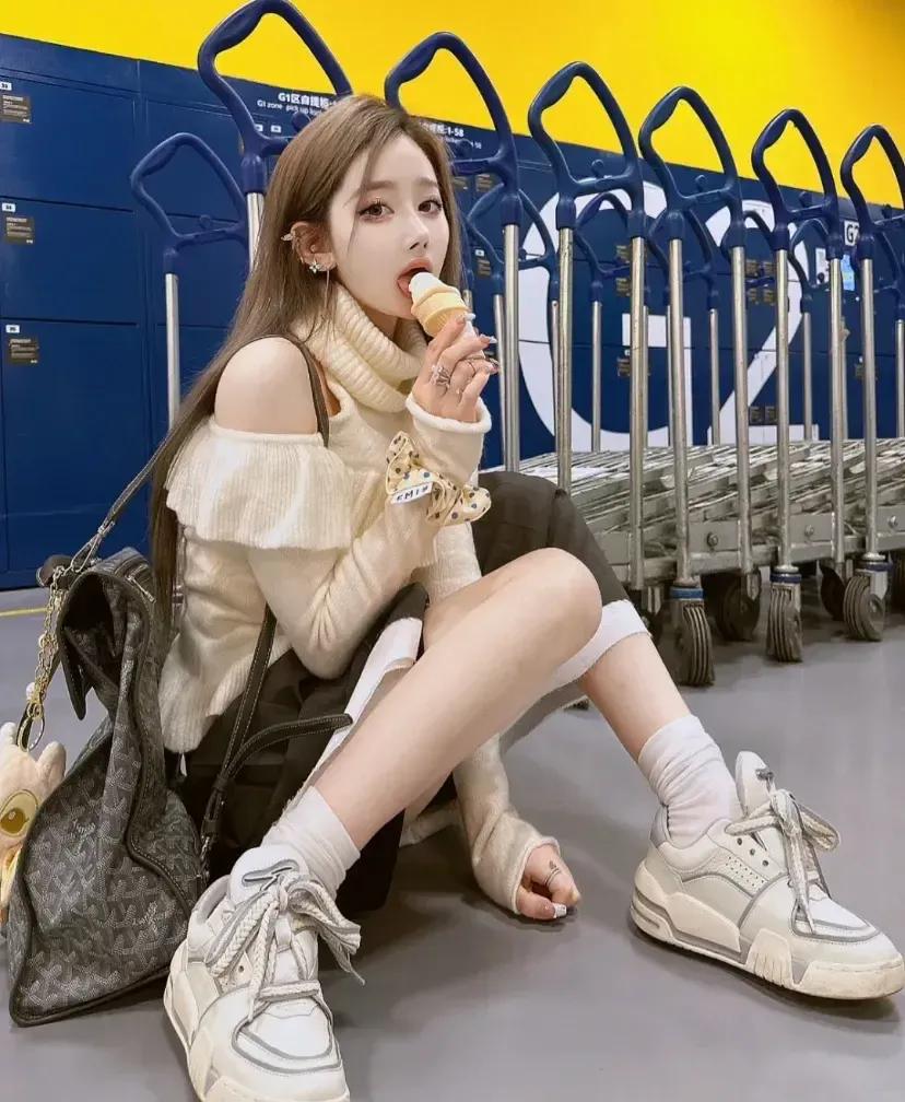 赞美女人美丽动人的诗句,形容女子妆容美丽的诗句