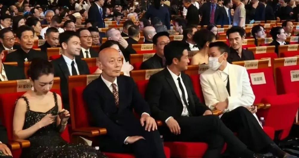 何赛飞获奖后与梁朝伟握手视频,梁朝伟何赛飞金鸡奖