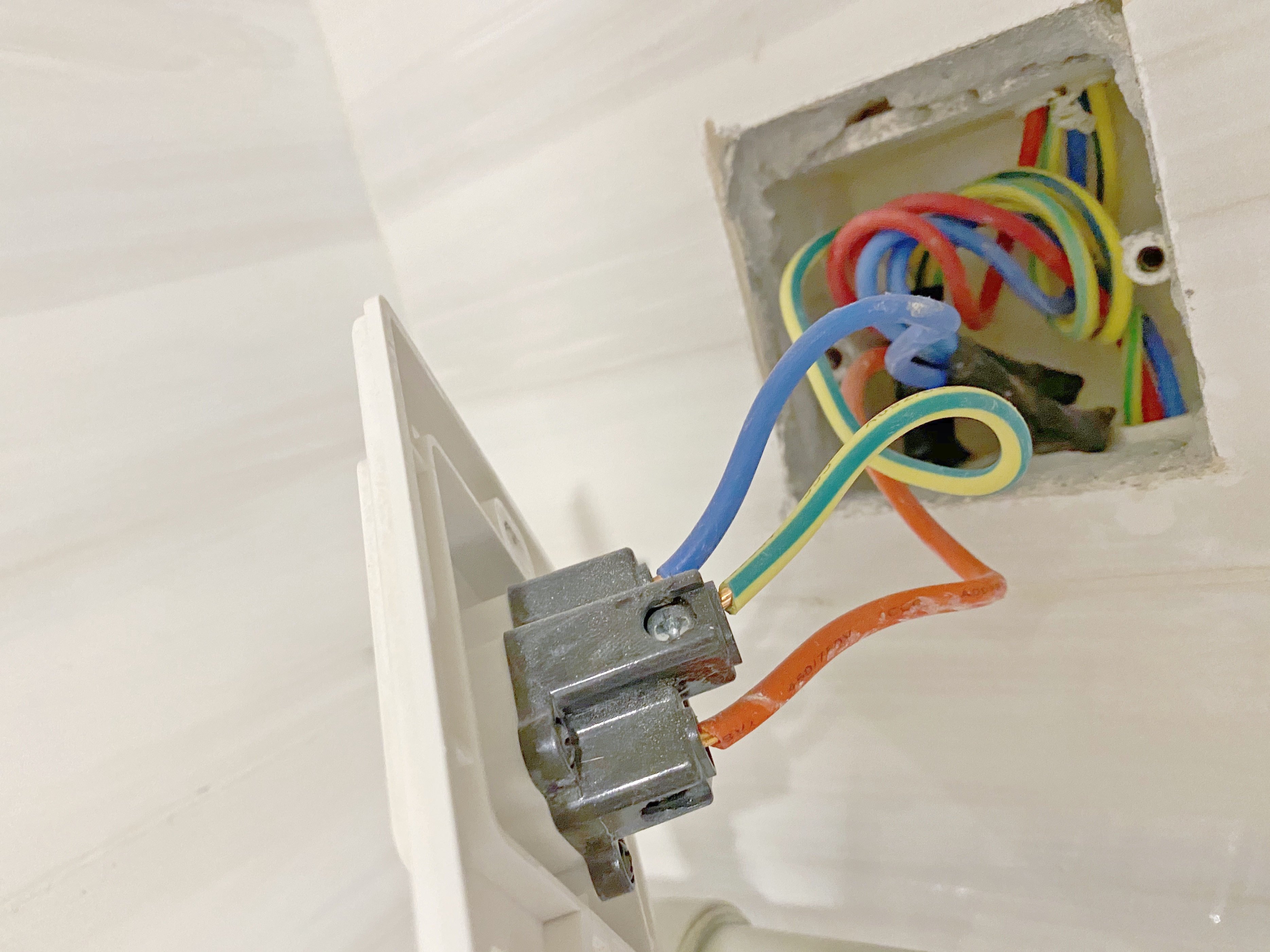 热水器买的不会装怎么装,买的电热水器说安装问题不给保修