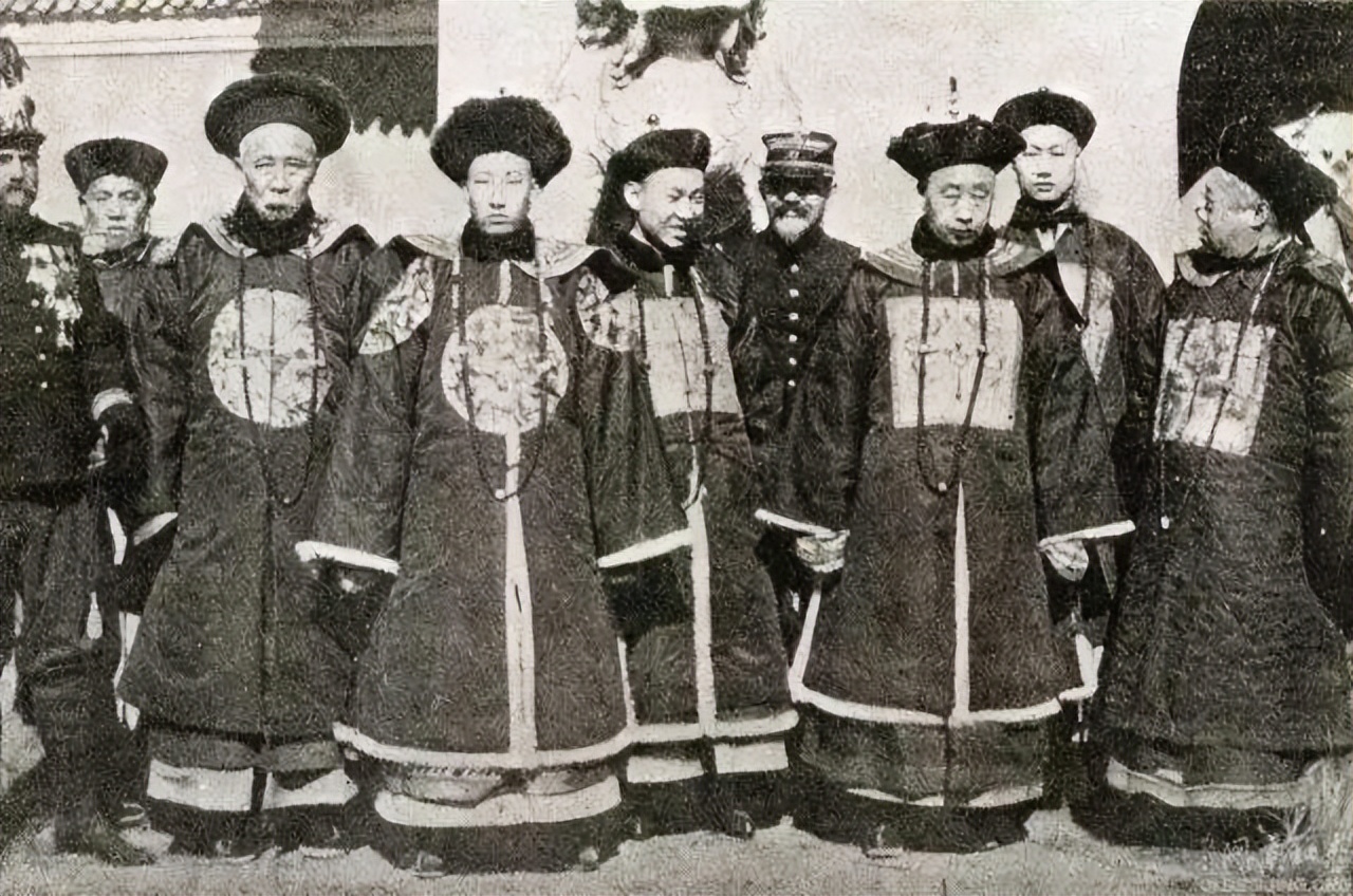 清朝正一品官员是什么级别,正一品官员有什么待遇