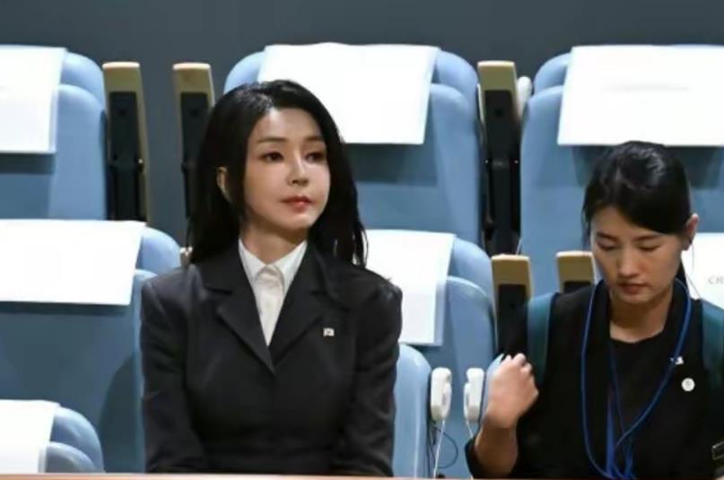 联合国峰会现场惊现韩式*气娃充**娃,韩总统夫人大秀硅胶假脸