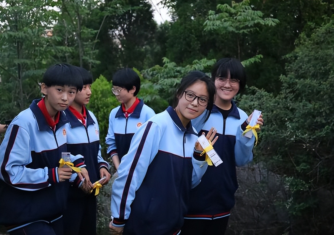 “擦边女”！初三女生的穿搭被同学大肆羞辱，看到照片网友愣了