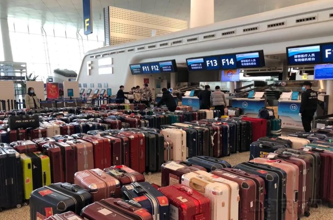 你的行李箱是怎样飞上天的？从柜台到飞机，你的行李箱经历了什么