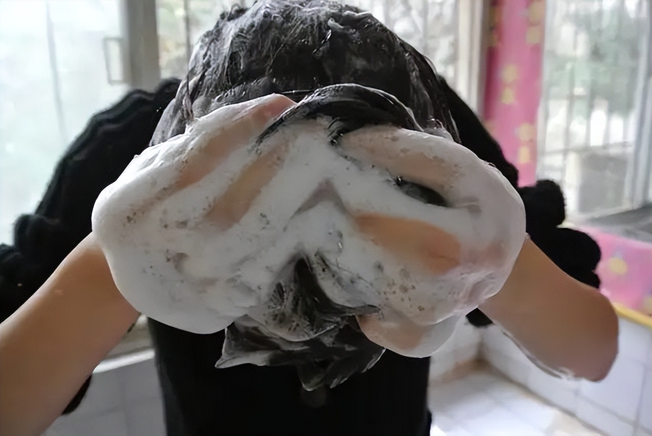 头皮上经常长脓包是怎么回事,头皮上经常长脓包和疙瘩是咋回事