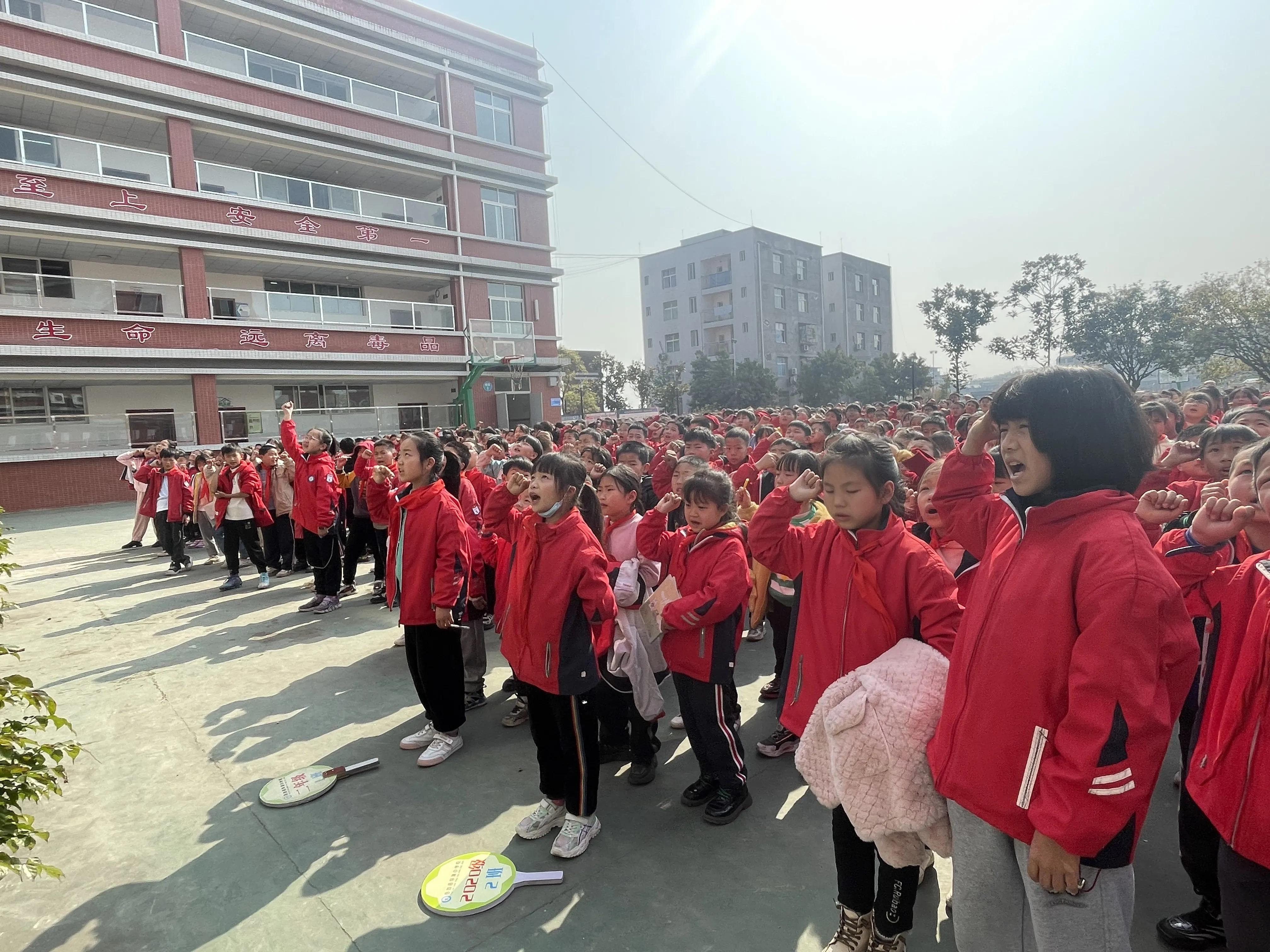 平梁小学防溺水安全演练,汛期安全教育小学视频