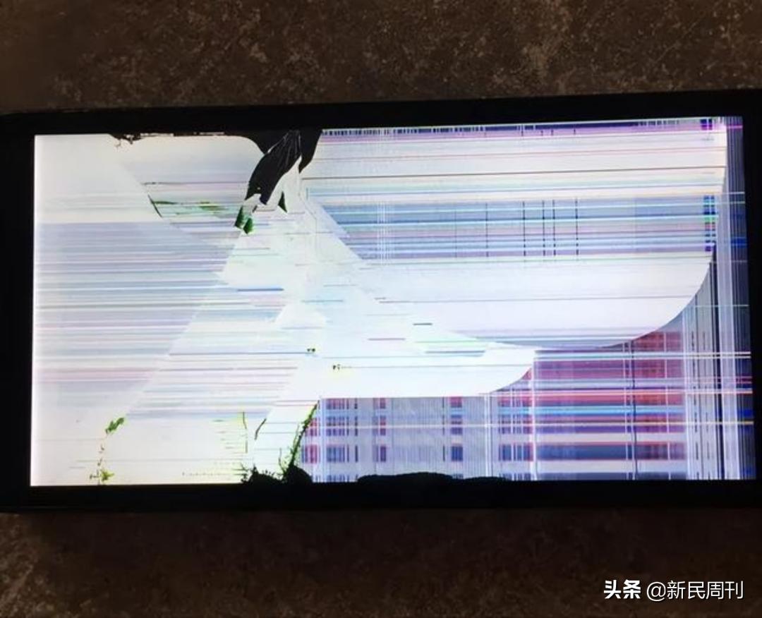 c罗输球后摔小球迷手机引众怒,c罗输球后怒摔球迷手机