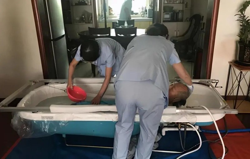 助浴师服务,助浴师守护老年人的体面与尊严