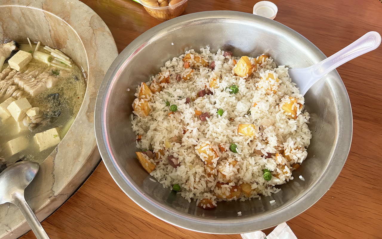 云南国道边14年老店，5人路过点了1条鱼，结账时确认三遍不敢相信