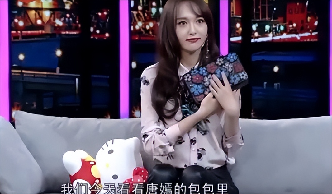 “花钱如流水”唐嫣：一个手机壳价值四万，她为何频穿假货走秀？