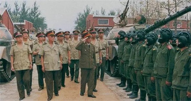 1982年，海军水兵左手敬军礼，*华清刘**看后气得欲砸电视