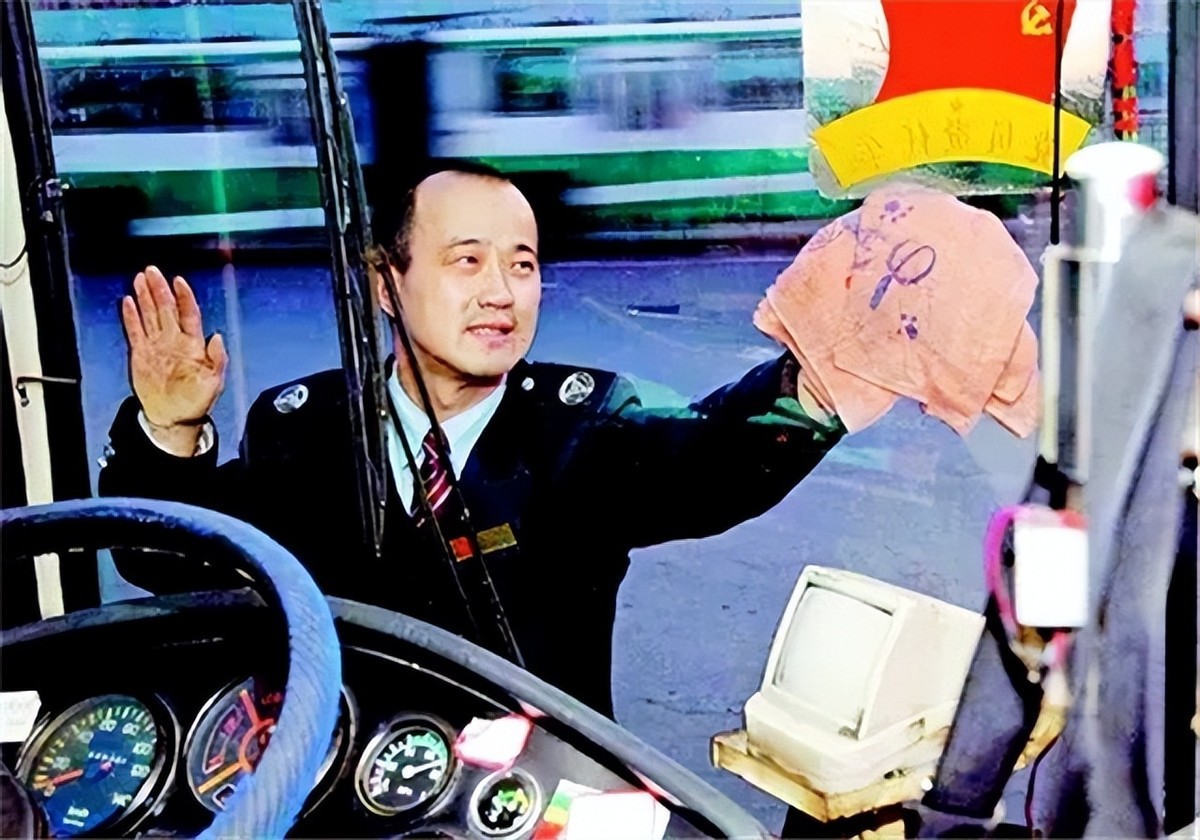 19年，一90岁老人坐在公交车上不肯走！一查是毛主席接见过的劳模